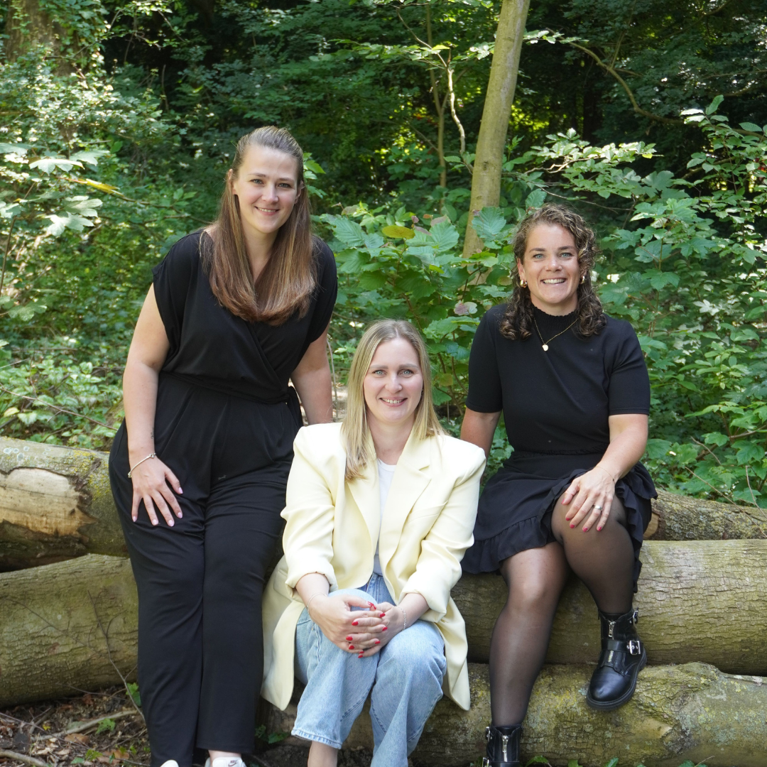 Onze 3 recruiters in het bos, links Danielle, in het midden Larissa en rechts Sanne